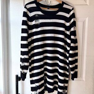 EUC Torrid Pullover Crew Neck Distressed Tunic Size 2